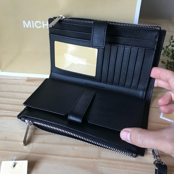 Michael Kors Wallet🎈🎈 - Picture 4 of 6